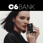 Mulher branca com cartão do C6 Bank
