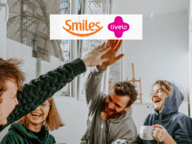 amigos felizes com logo Smiles e Livelo 100% de bônus Smiles