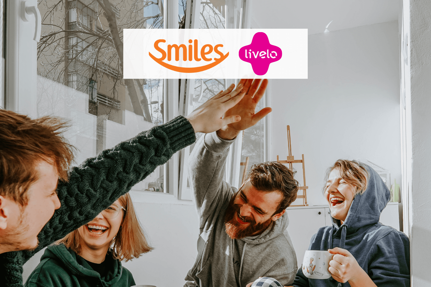 amigos felizes com logo Smiles e Livelo 100% de bônus Smiles