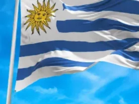 bandeira-do-uruguai-hasteada-e-ceu-azul-ao-fundo