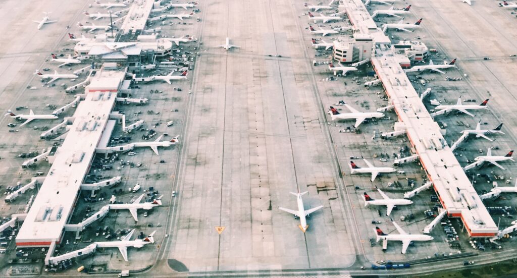 aeroporto com aviões  redução do imposto de combustível