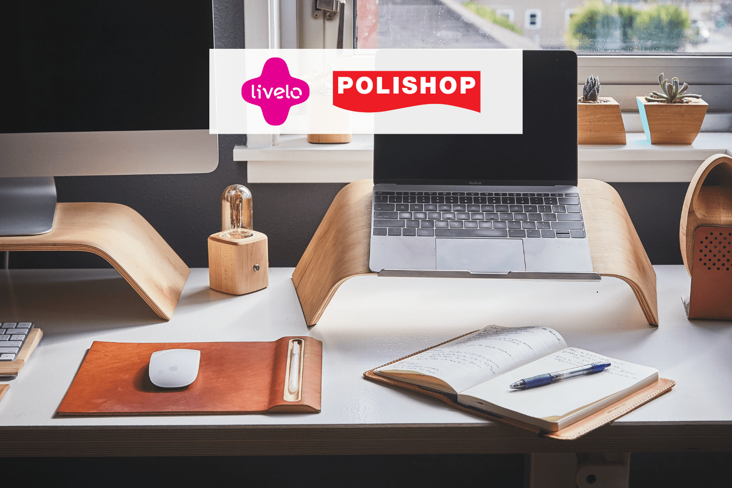 mesa de escritório com notebook, caderno e logo Livelo e Polishop 10 pontos Livelo
