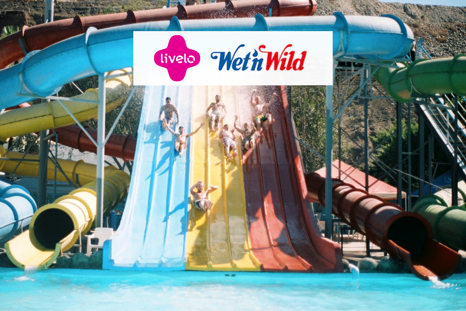 Escorregadeira de parque aquático com logo Livelo e Wet1n Wild 8 pontos Livelo