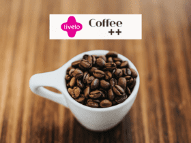 xícara com grãos de café e logo Livelo e Cofee++ até 6 pontos Livelo