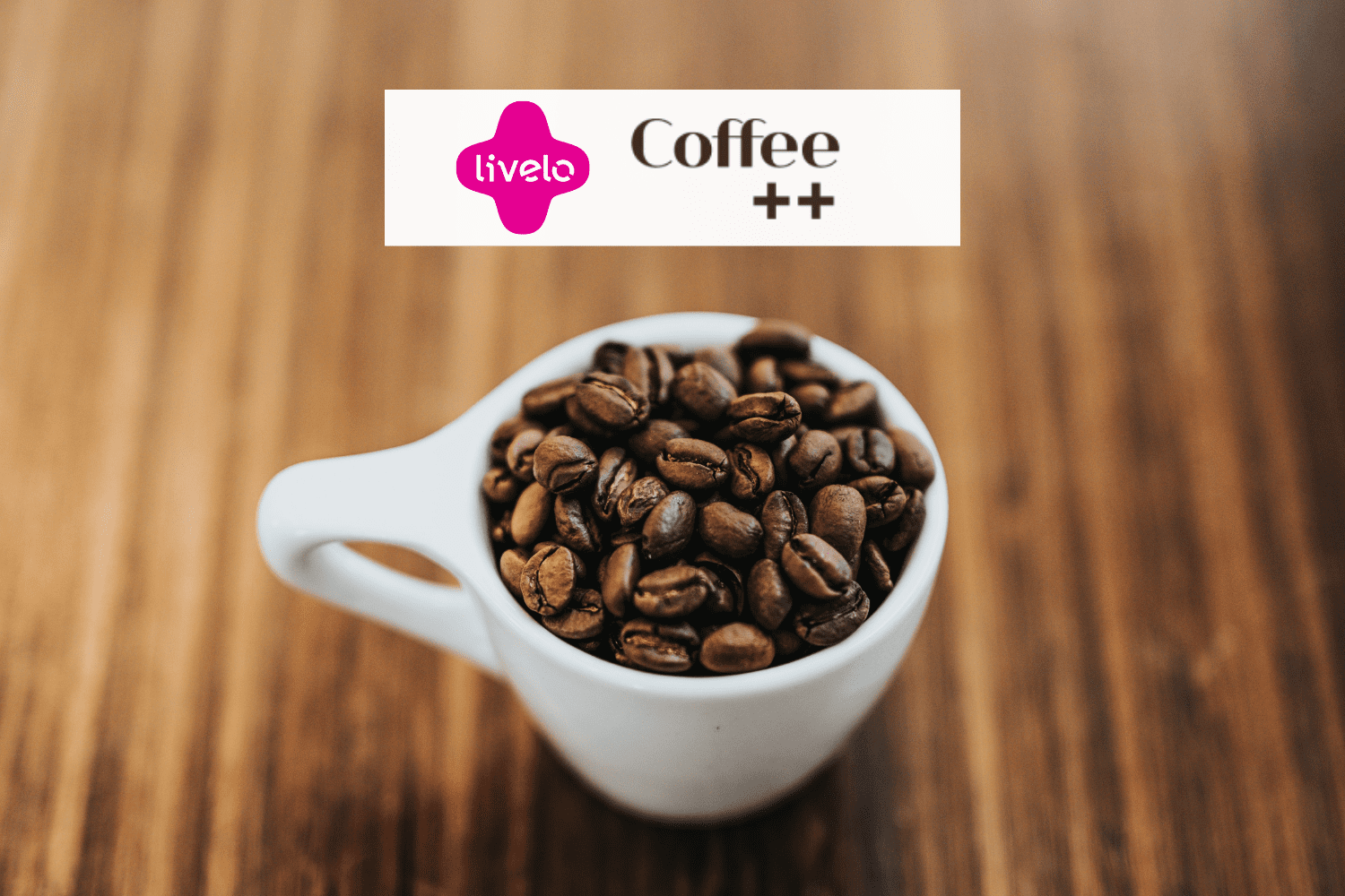 xícara com grãos de café e logo Livelo e Cofee++ até 6 pontos Livelo