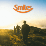 pessoas caminhando com logo SMiles Clube Smiles