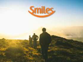 pessoas caminhando com logo SMiles Clube Smiles