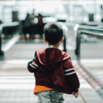 criança correndo no aeroporto Autorização de viagem online