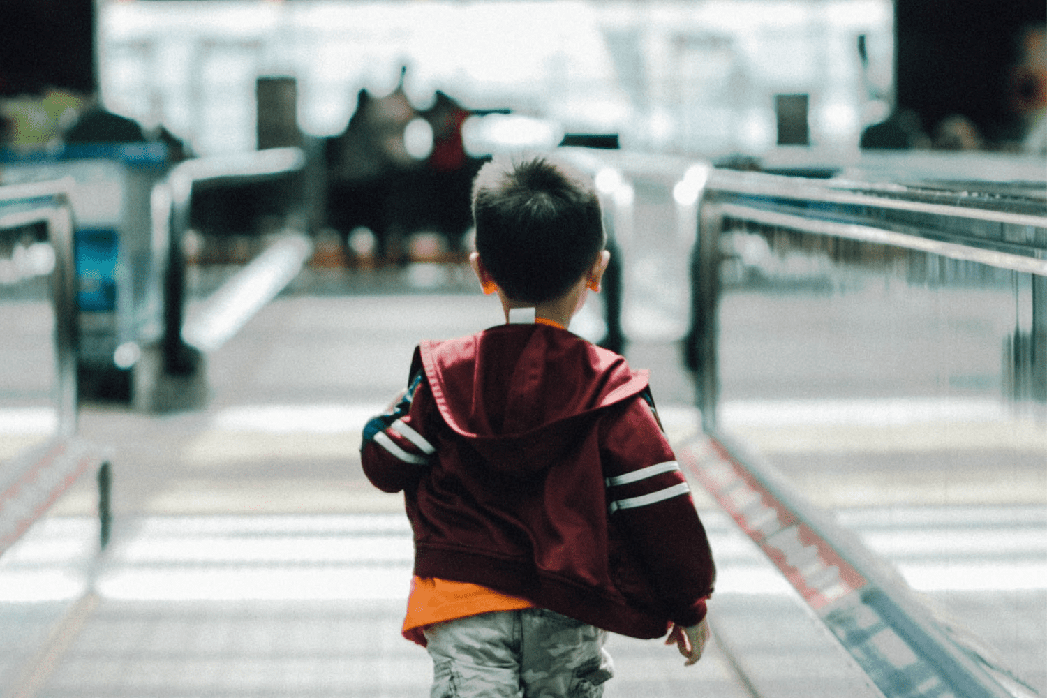 criança correndo no aeroporto Autorização de viagem online