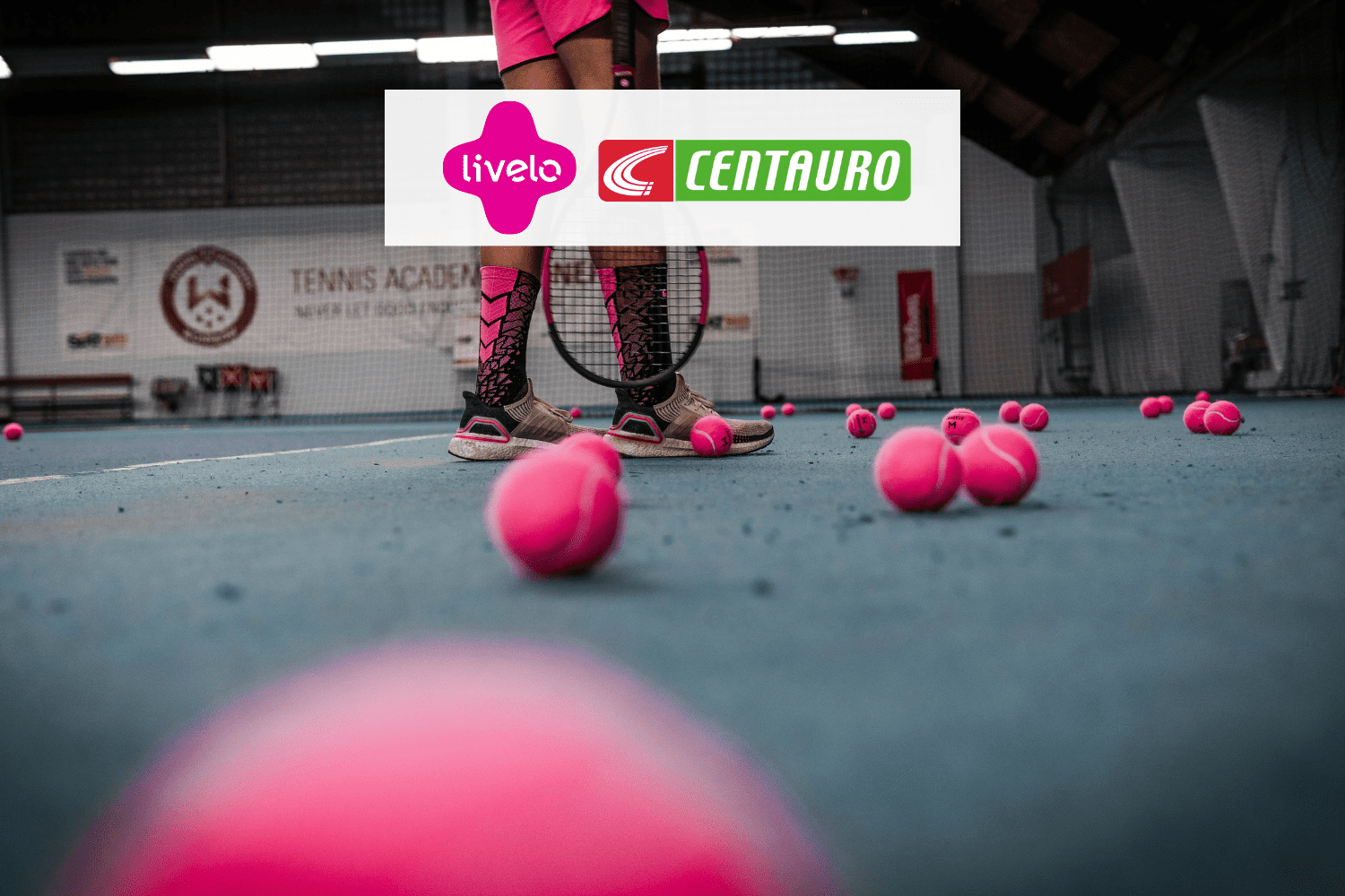 bolas de tênis rosas pelo chão com logo Livelo e Centauro Até 8 pontos Livelo