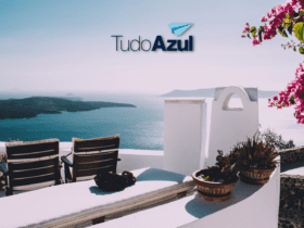 varanda de apartamento om vista para o mar e logo TudoAzul Clube TudoAzul