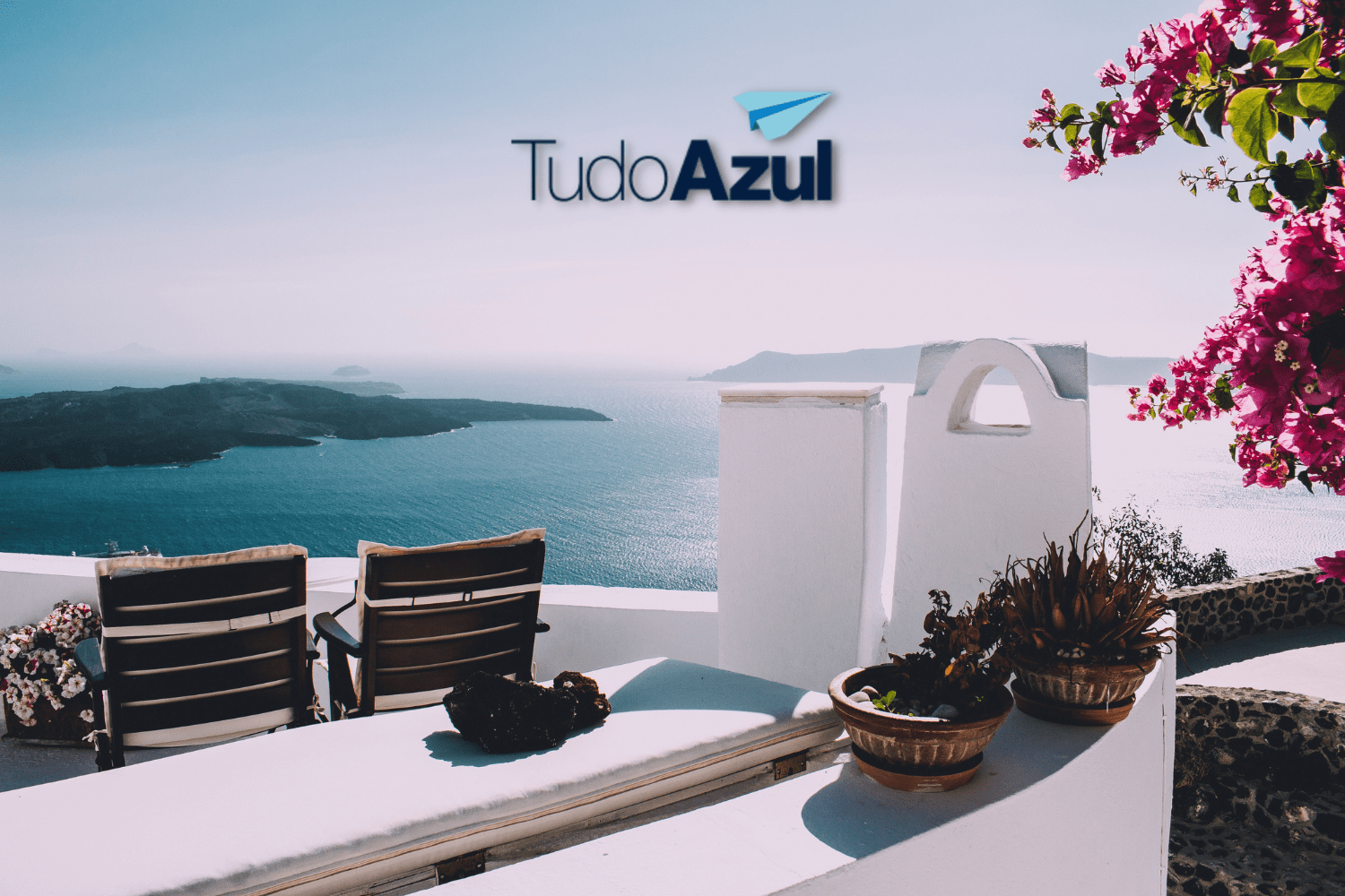 varanda de apartamento om vista para o mar e logo TudoAzul Clube TudoAzul
