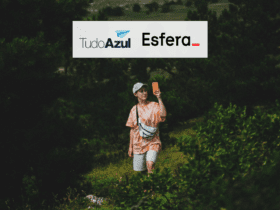 mulher tirando foto com o celular ao redor de plantas com logo TudoAzul e Esfera 90% de bônus TudoAzul