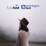 mulher admirando a vista com logo TudoAzul e Porto seguro Bank bônus TudoAzul