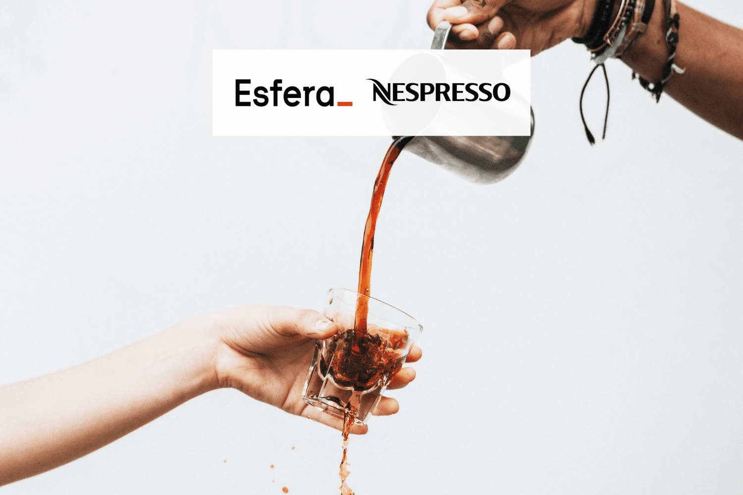 Pessoa colocando café em uma xícara com logo Esfera e Nespresso 8 pontos Esfera