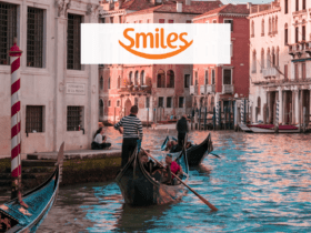pessoas atravessando um mar com um barco e logo Smiles bônus Smiles