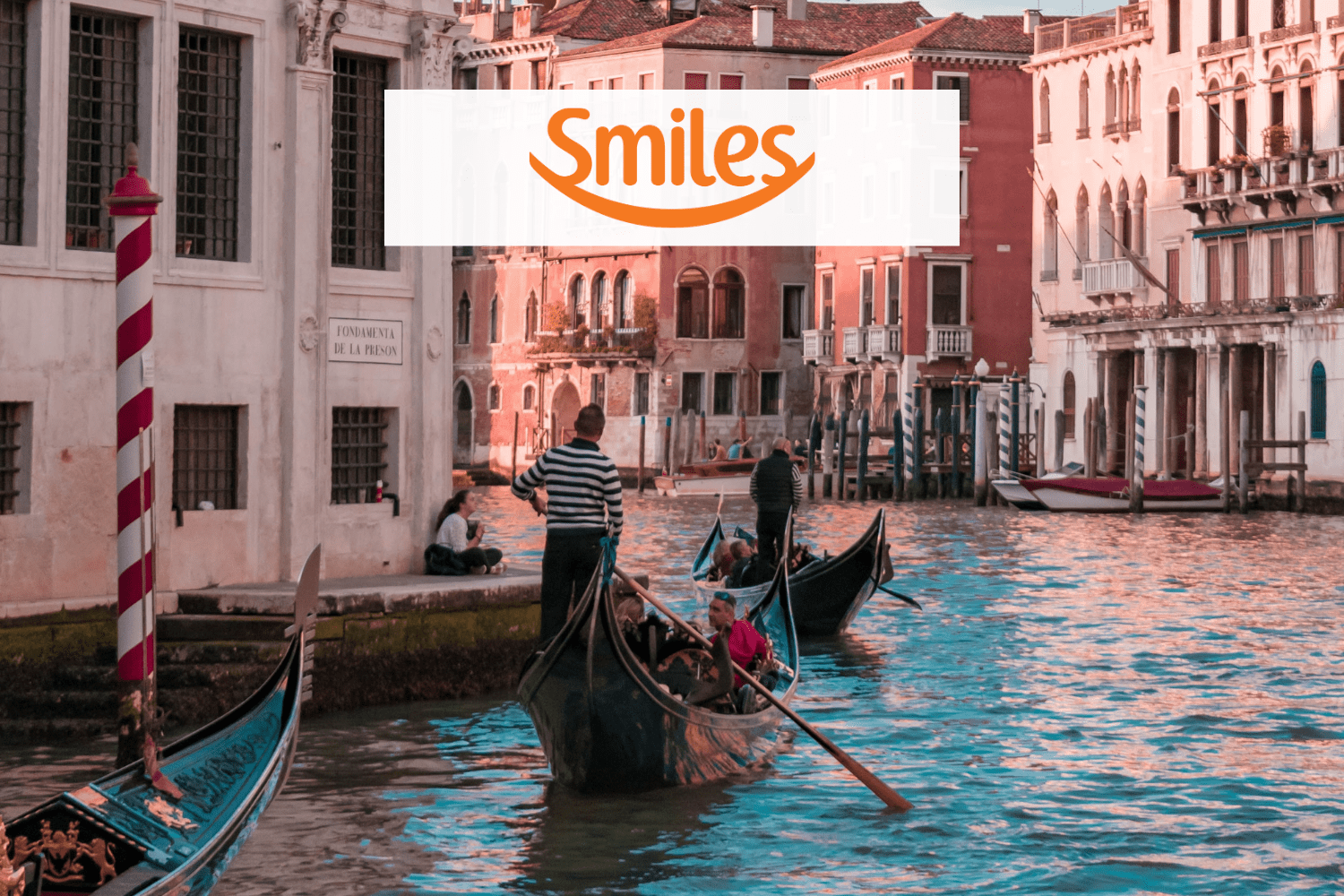 pessoas atravessando um mar com um barco e logo Smiles bônus Smiles