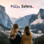 duas mulheres olhando para as montanhas com logo latam pass e Esfera bônus Latam Pass