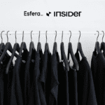 roupas pretas no cabide com logo Esfera e Insider 10 pontos Esfera