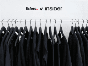 roupas pretas no cabide com logo Esfera e Insider 10 pontos Esfera