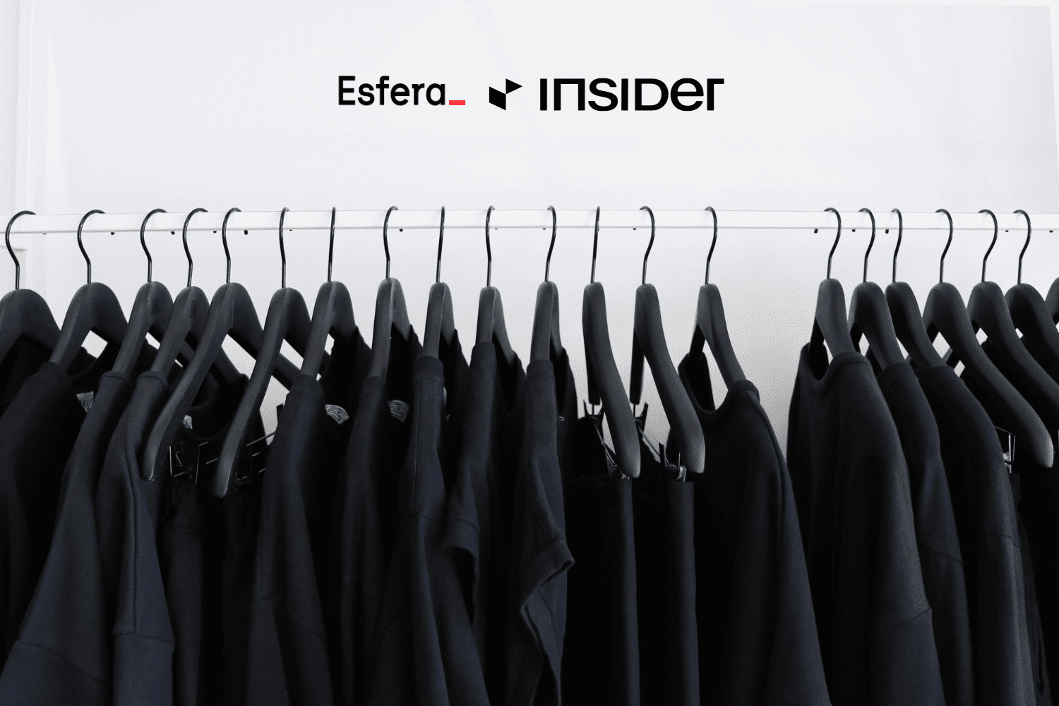 roupas pretas no cabide com logo Esfera e Insider 10 pontos Esfera