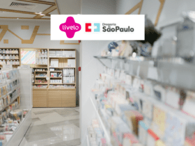 corredor de uma farmácia com logo Livelo e Drogaria São Paulo 7 pontos Livelo
