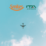 avião voando com logo Smiles e ITA Airways