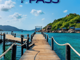 deck de uma praia com logo Latam Pass bônus Latam Pass