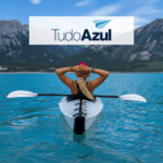 mulher loira dentro de um caiaque no mar com logo TudoAzul Bônus TudoAzul
