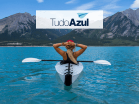 mulher loira dentro de um caiaque no mar com logo TudoAzul Bônus TudoAzul