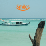 barco navegando no mar com logo Smiles Clube Smiles