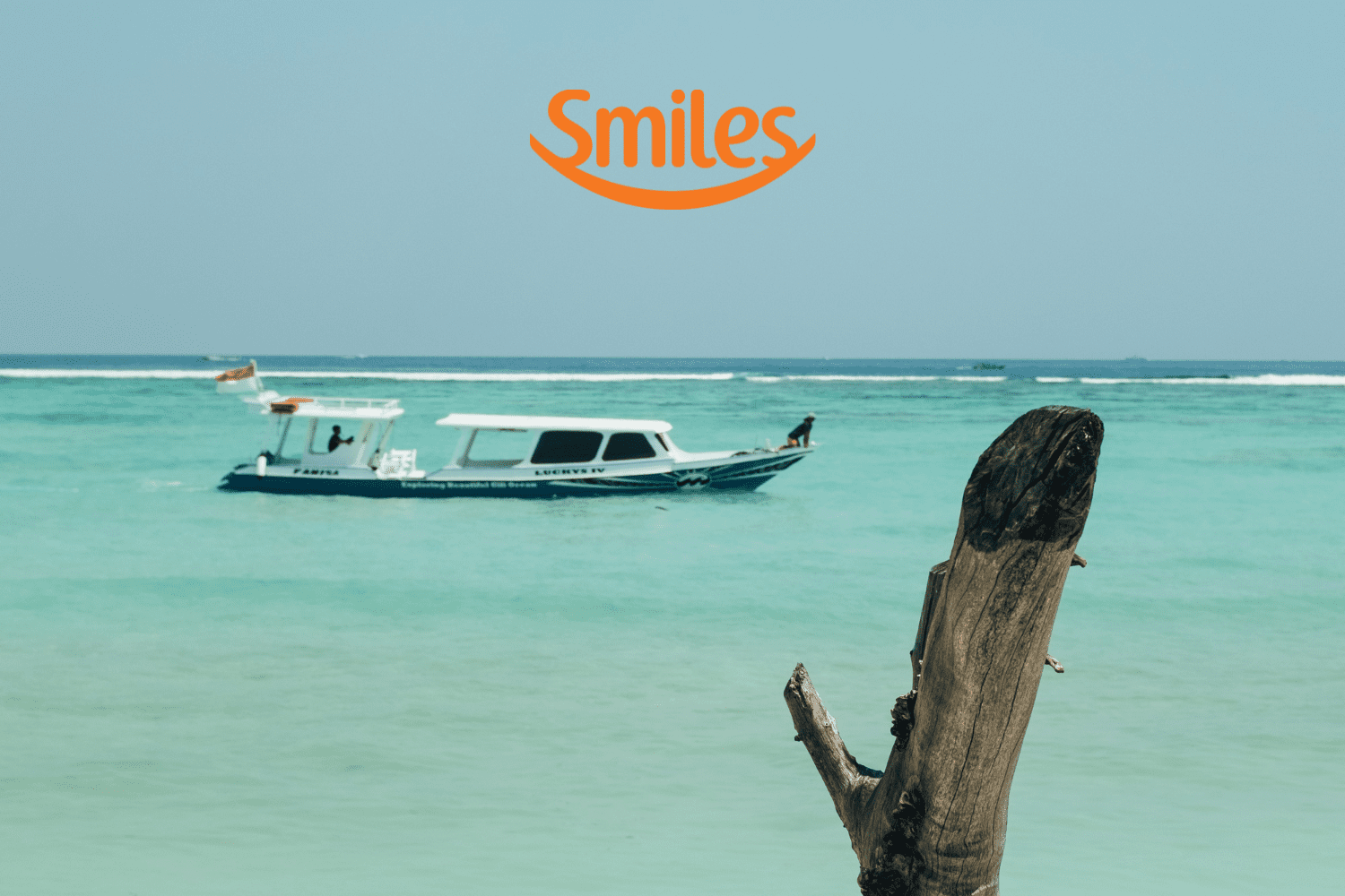 barco navegando no mar com logo Smiles Clube Smiles