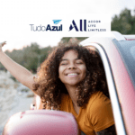 mulher preta sorridente na janela do carro com logo TudoAzul e ALL