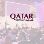 logo da Qatar Airways com fundo branco refletindo uma palestra com baixa opacidade