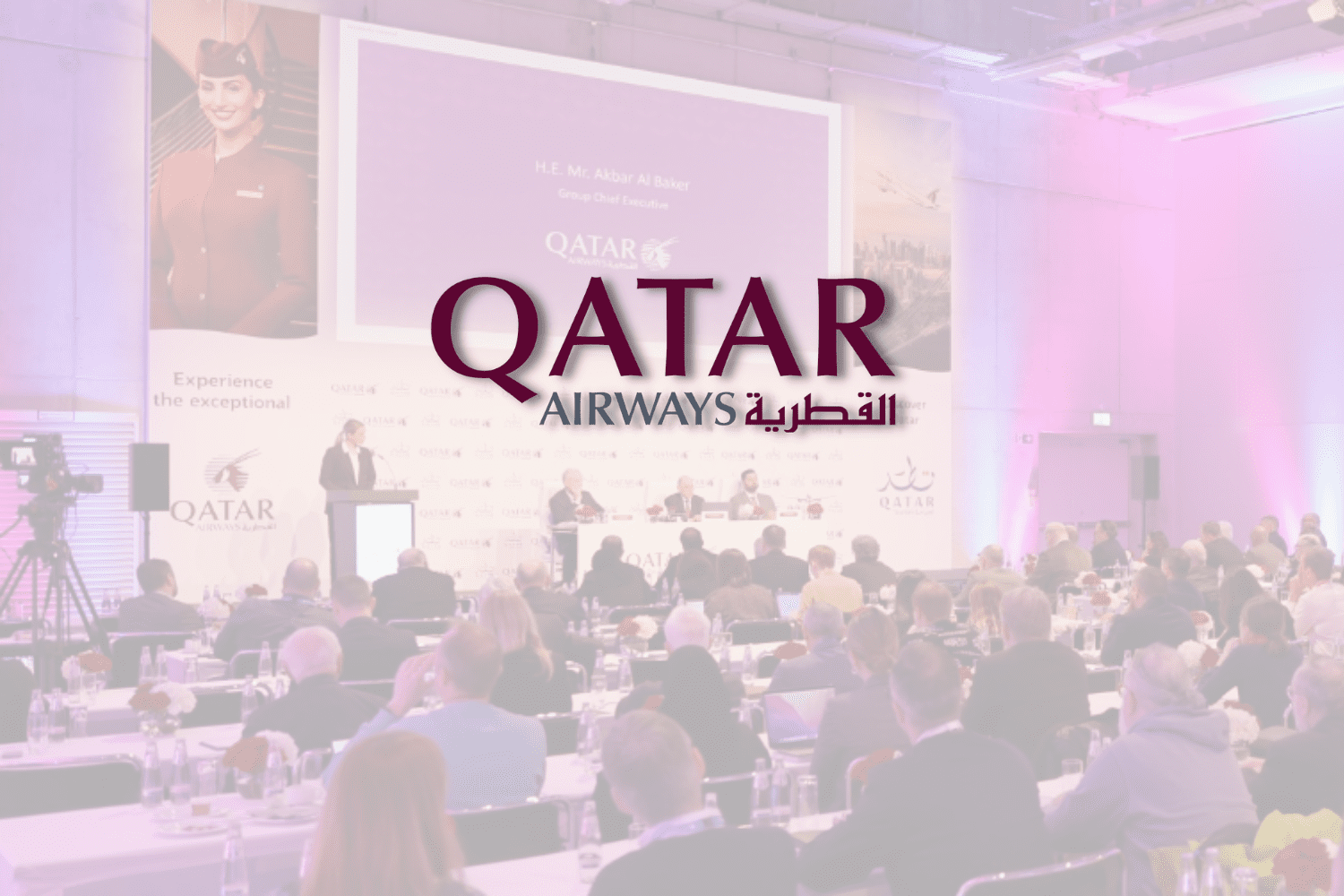 logo da Qatar Airways com fundo branco refletindo uma palestra com baixa opacidade