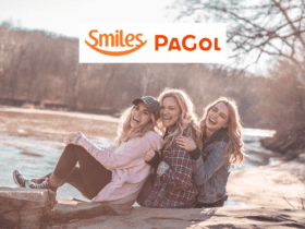trio de mulheres loiras sorridentes com logo Smiles e PaGol Milhas PaGol