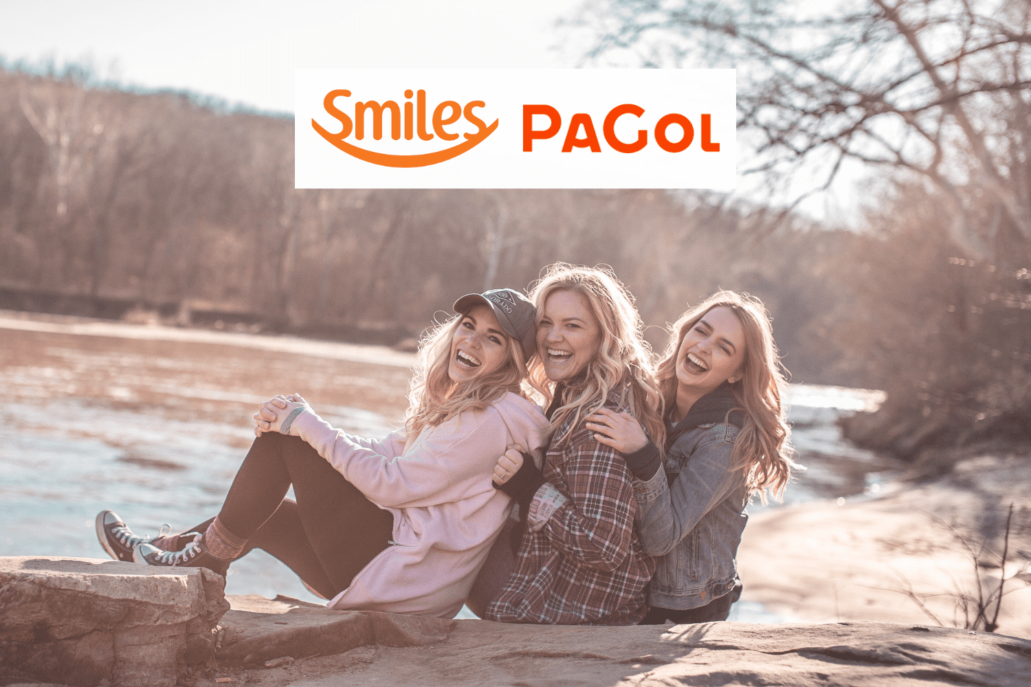 trio de mulheres loiras sorridentes com logo Smiles e PaGol Milhas PaGol