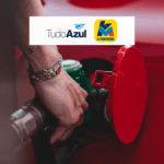pessoa abastecendo um carro com logo TudoAzul e Km de vantagens Bônus TudoAzul