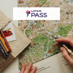pessoa com caderno e mapa do mundo com logo Latam Pass Bônus Latam Pass