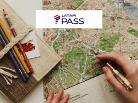 pessoa com caderno e mapa do mundo com logo Latam Pass Bônus Latam Pass