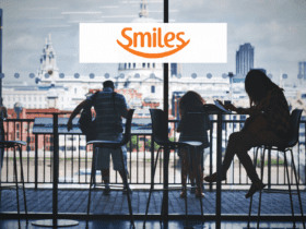 silhueta de pessoas sentadas com logo Smiles Clube Smiles