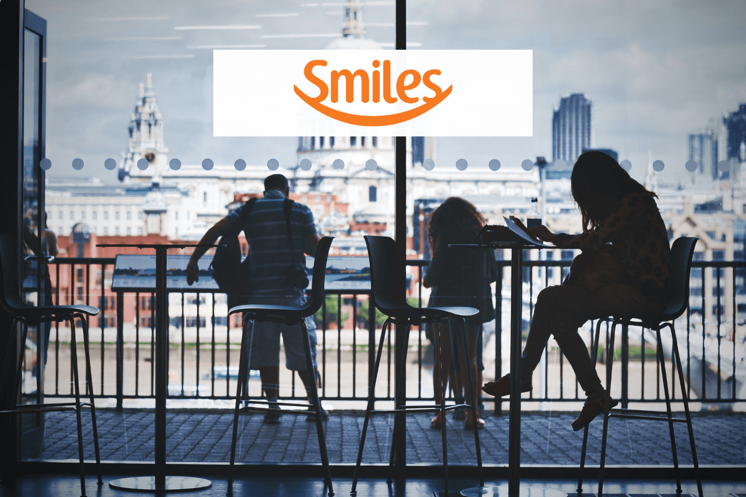 silhueta de pessoas sentadas com logo Smiles Clube Smiles