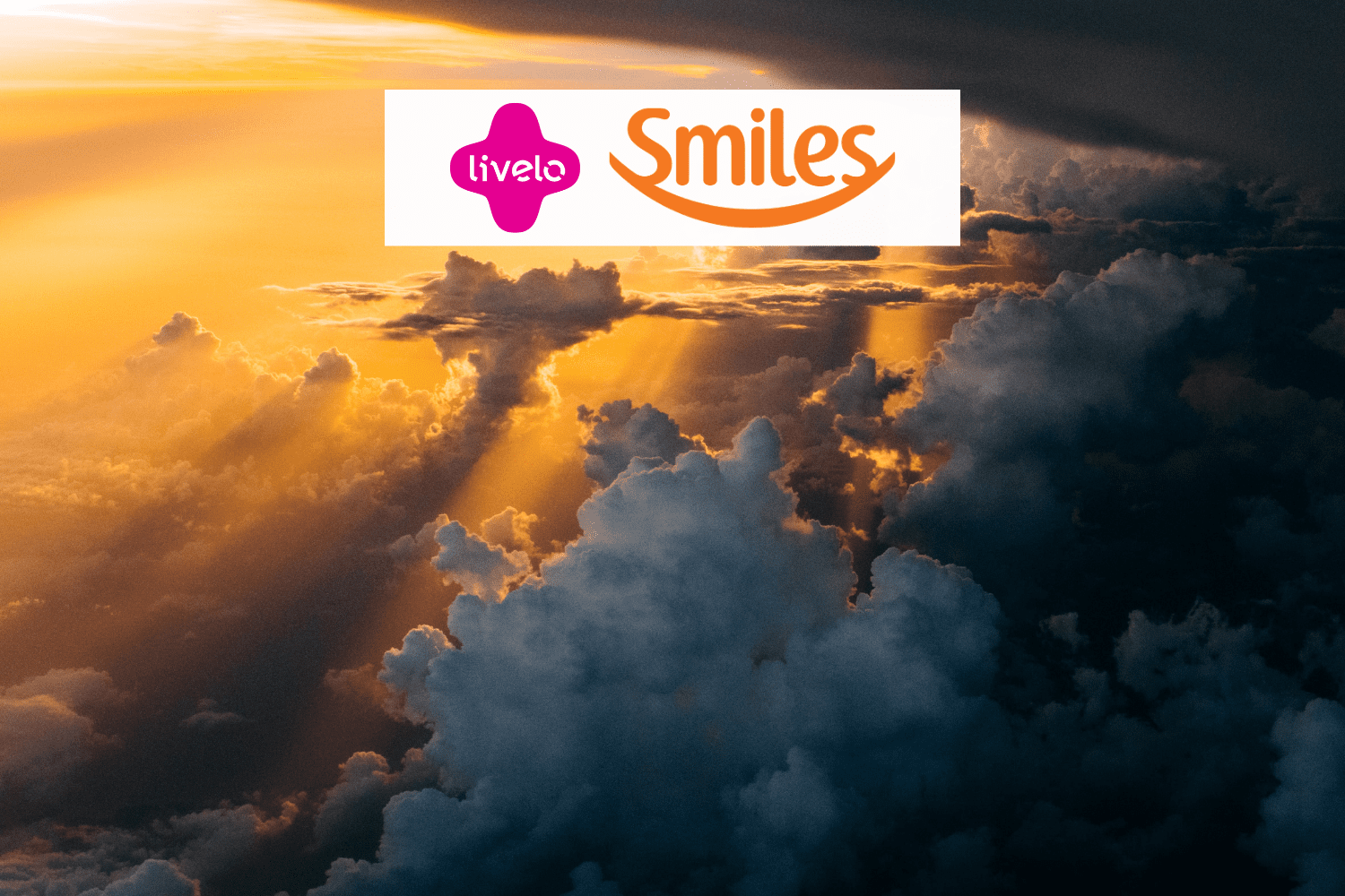 imagem do céu com logo Livelo e Smiles Bônus Smiles