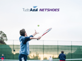 homem branco jogando tênis com logo TudoAzul e Netshoes 10 pontos TudoAzul
