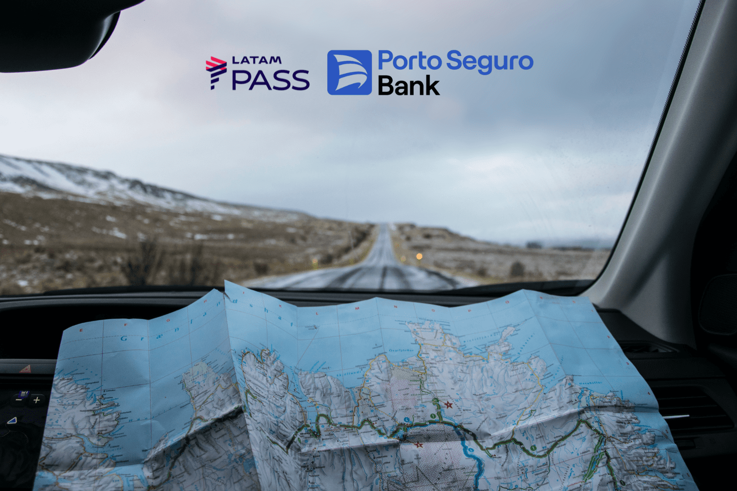 pessoa com mapa aberto em um carro na estrada com logo Latam Pass e Porto Seguro Bank bônus Latam Pass