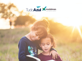 duas crianças lendo um livro com logo TudoAzul e Modalmais bônus TudoAzul