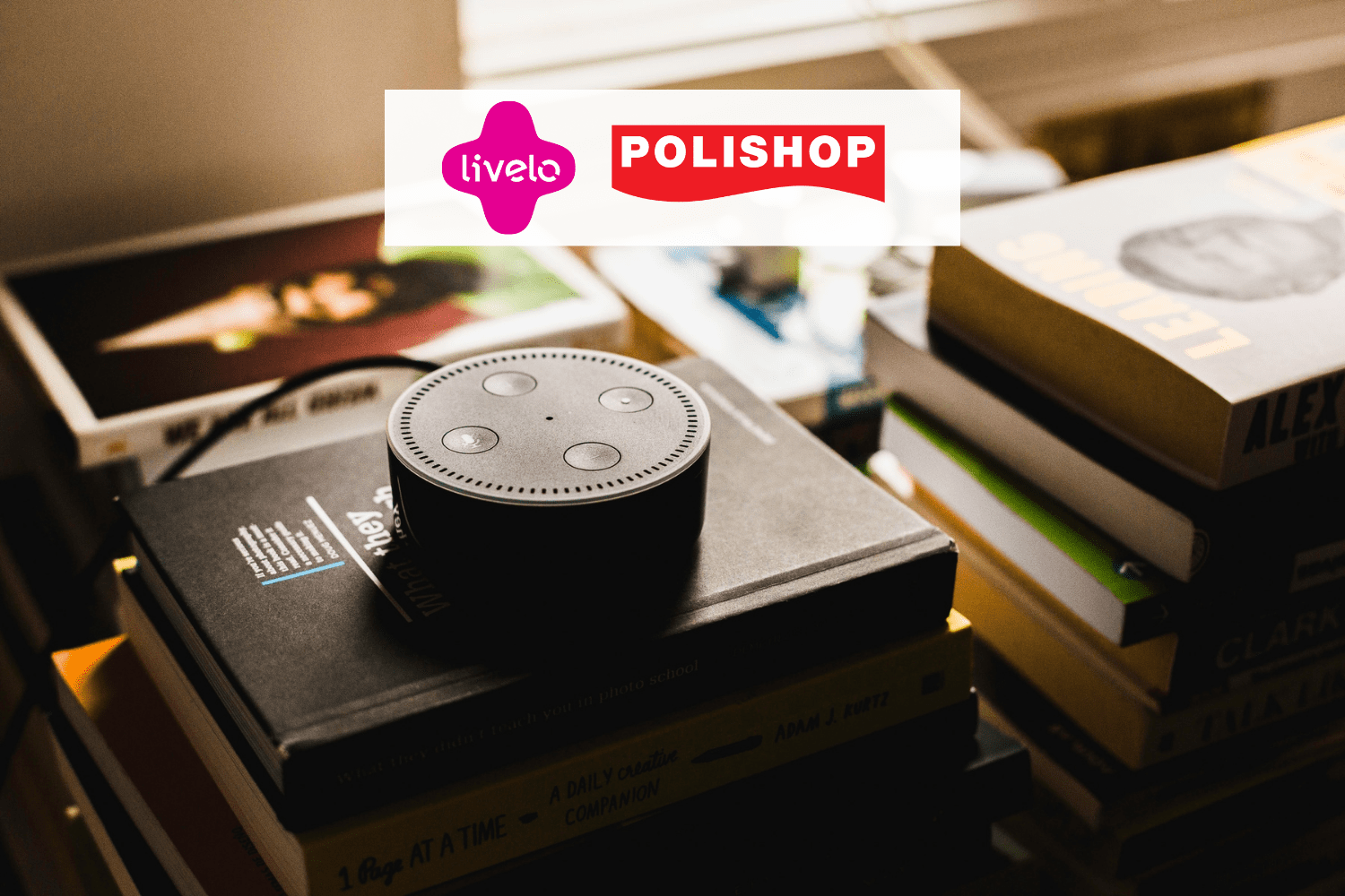 produto Alexa sobre a mesa com logo Livelo e Polishop 10 pontos Livelo