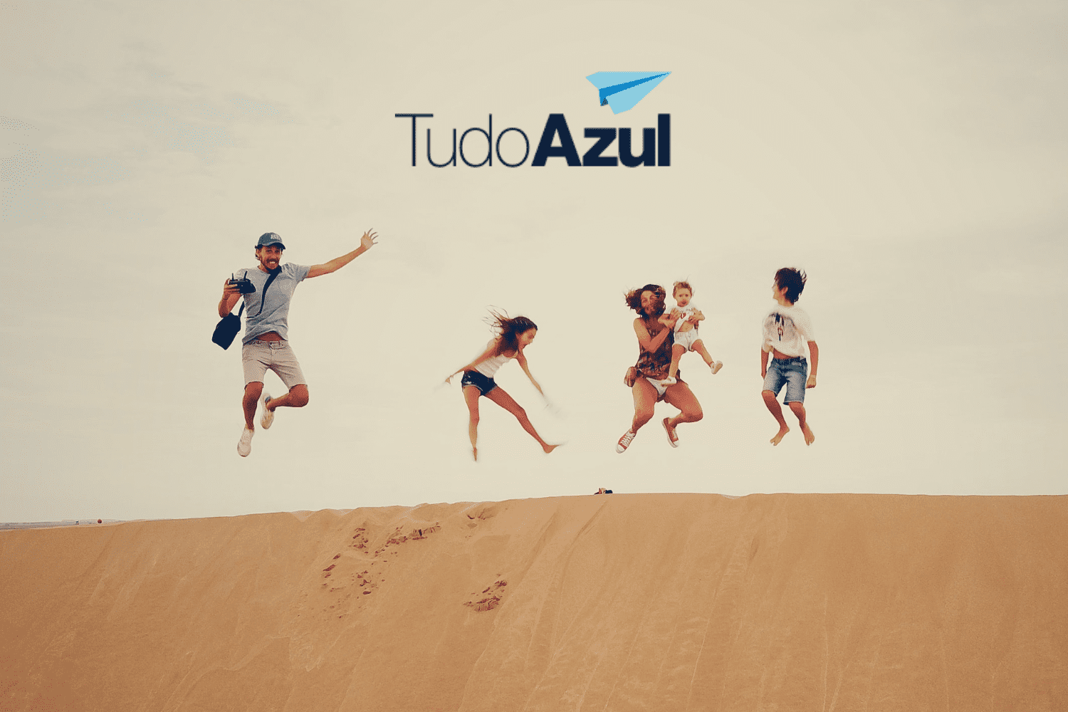 família feliz pulando de alegria com logo TudoAzul Pontos TudoAzul