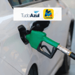 abastecendo o carro com gasolina e logo TudoAzul e Km de Vantagens bônus TudoAzul