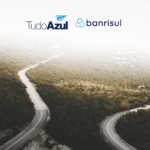 imagem aérea da estrada com logo TudoAzul e Banrisul bônus TudoAzul